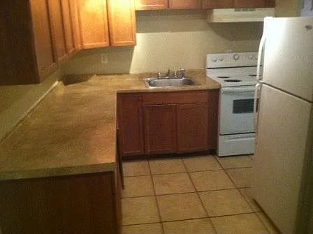 4 bed, 1250 sqft, $1,700 — Photo 2