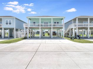 115 Paradise Dr, Rockport, TX 78382