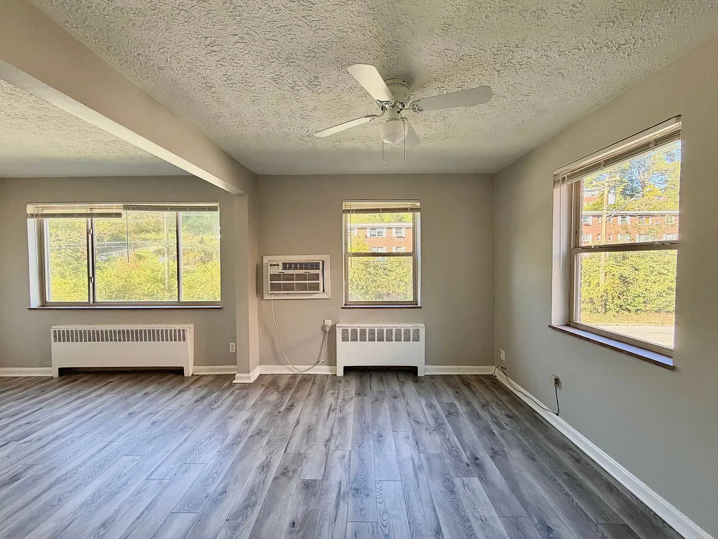 2 bed, 1.0 bath, $895 — Photo 2