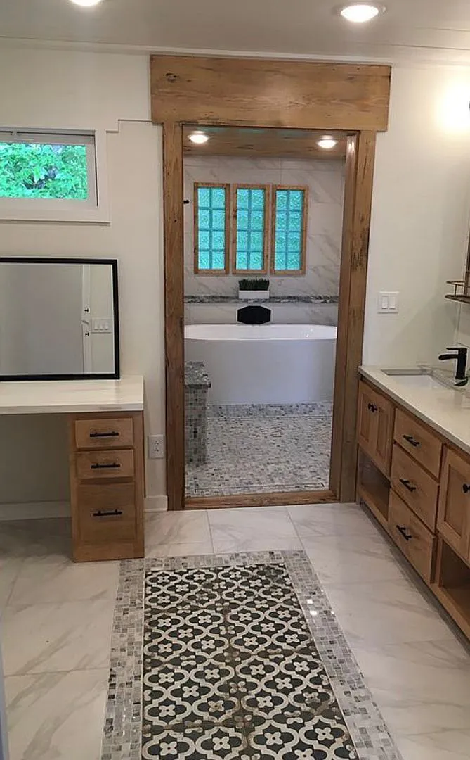5 Bedroom || 3.5 Bathroom Home in Forest — Photo 3