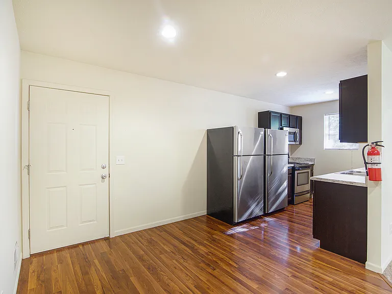 2629 Redwood Ave — Photo 7
