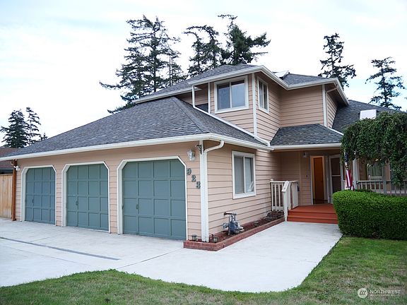 3rd image of 923 SW Barrington Drive