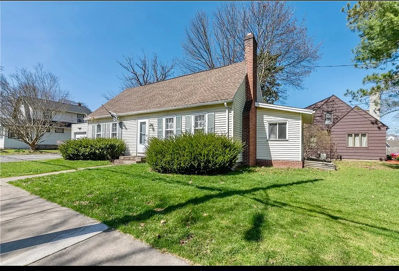 327 E Elm St — Photo 3