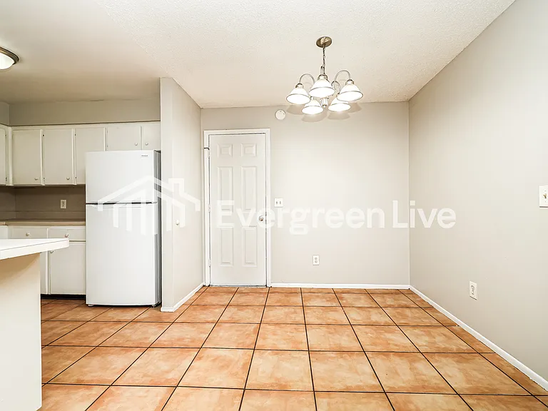 613 Charter Ct — Photo 8