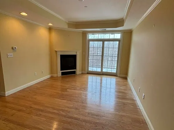 350 Greene St Unit 305, North Andover, MA 01845