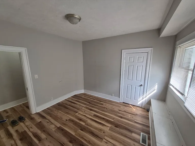 546 N Eastern Ave — Photo 4