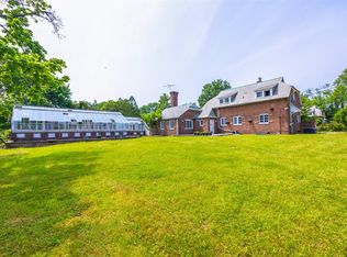5 Dairy Dr, Glen Cove, NY 11542