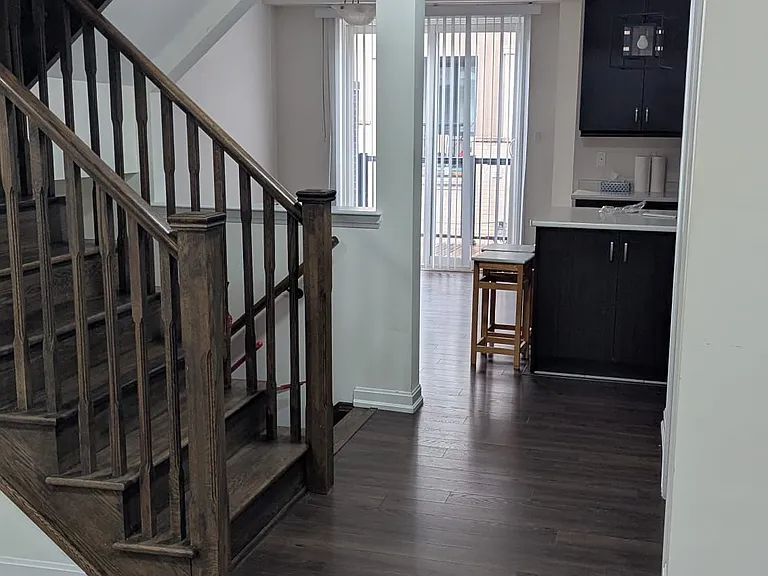 29 Adam Sellers St E — Photo 5