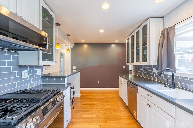 5th image of 9802 35th Avenue SW
