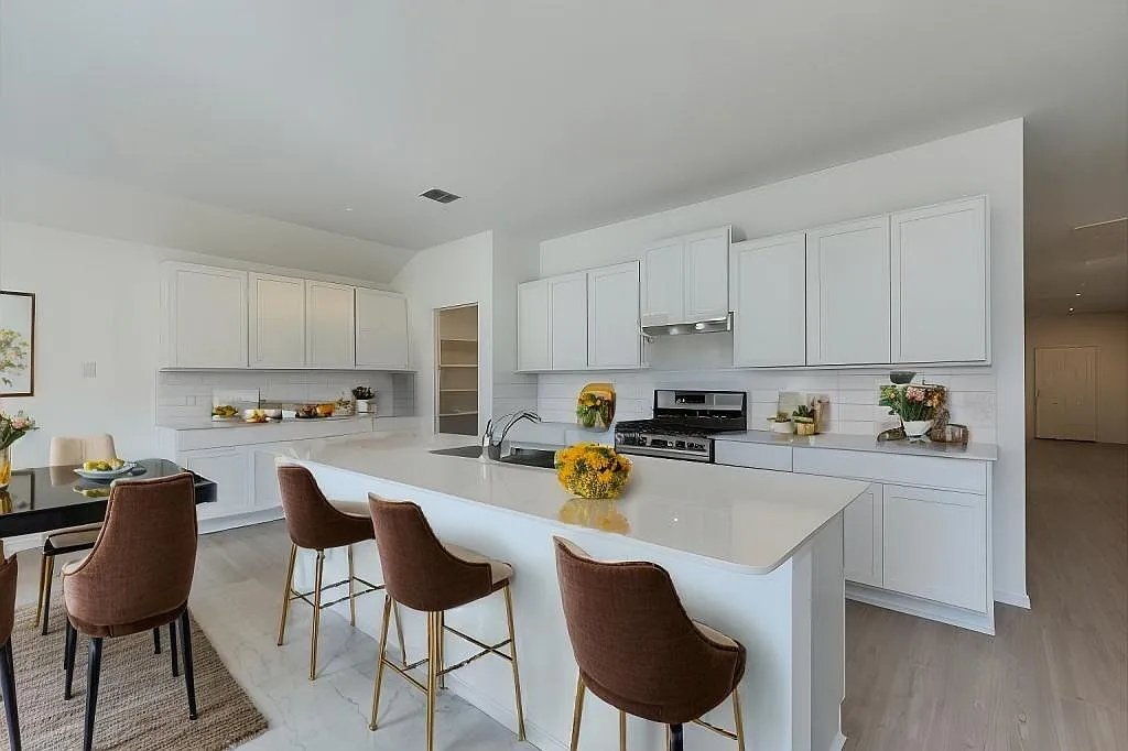 4 bed, 3.0 bath, 2356 sqft, $2,400 — Photo 3