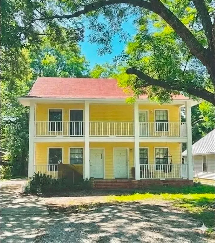 3 bed, 1.5 bath, 2024 sqft, $3,000 — Photo 1