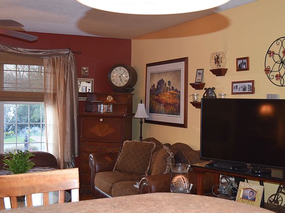 3rd image of 328 Paradise Cir