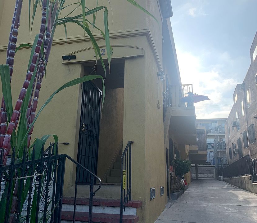 1st image of 324 N Heliotrope Dr