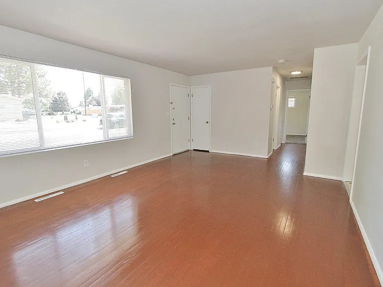 4011 W Greenbrier Dr — Photo 6