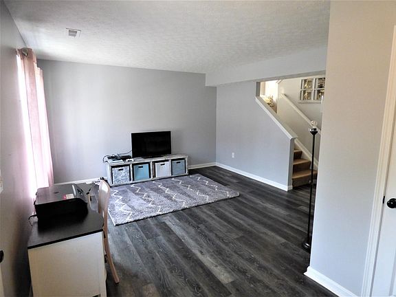 2nd image of 584 Hafton Ct