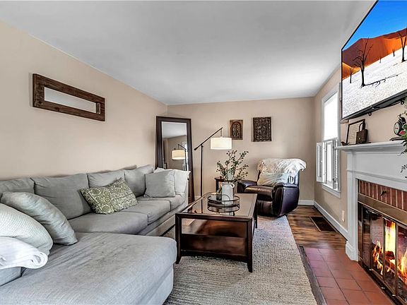 5th image of 214 Wellington Ave