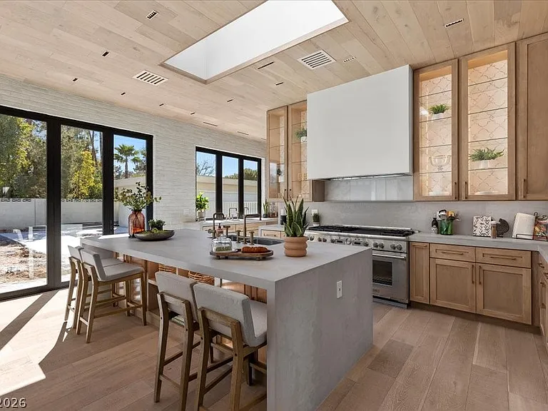 2401 Driftwood Dr — Photo 30