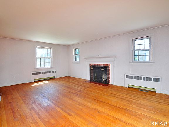 4th image of 10 Lennox Avenue
