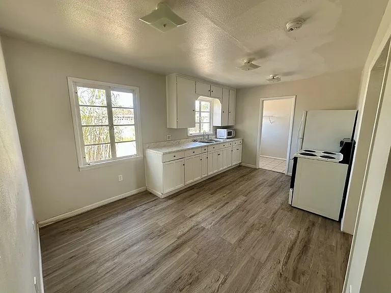 544 N 7th Pl — Photo 6
