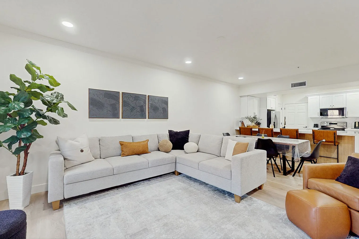 3 bed, 2.0 bath, 1323 sqft, $3,139 — Photo 1