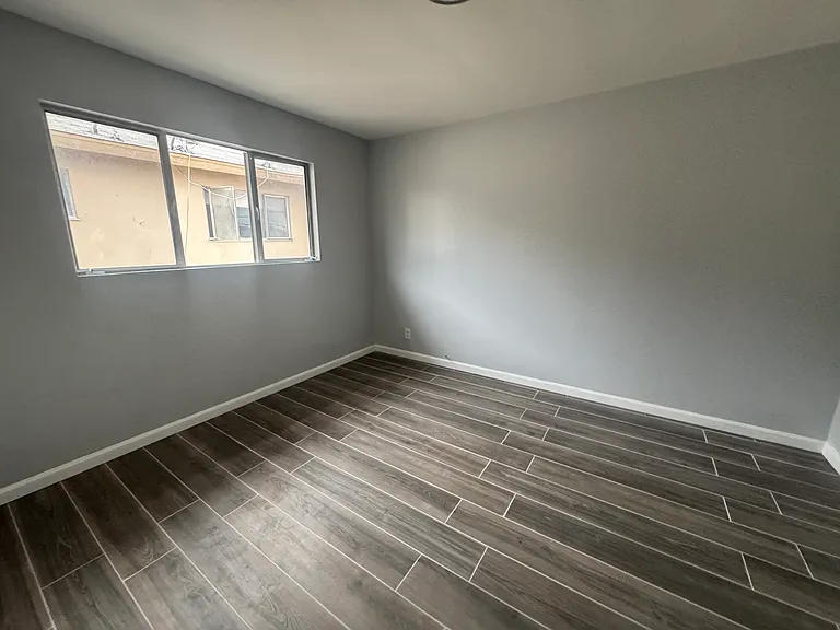 10106 England Ave #5 — Photo 10