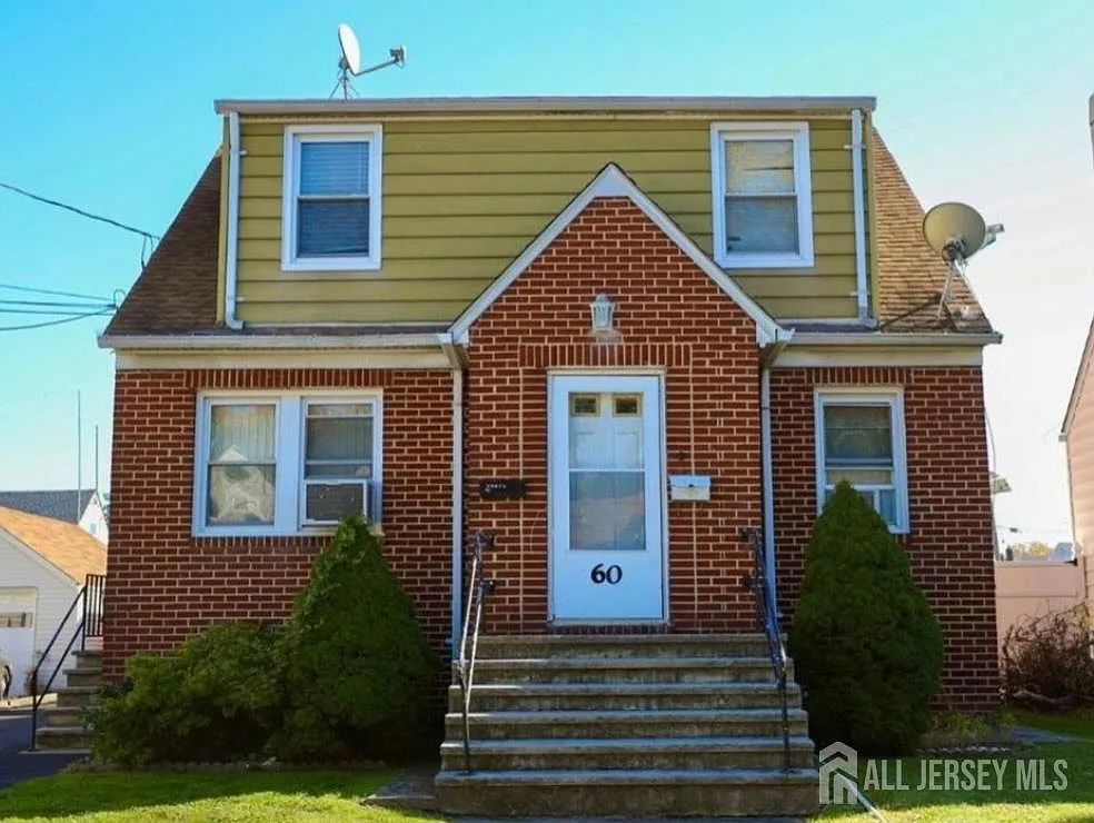60 Linden St photo 1