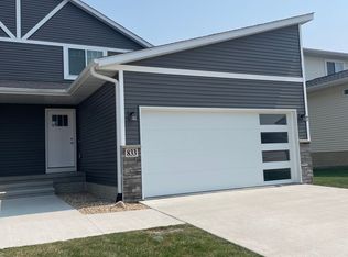 833 Grindstone Cir, Waterloo, IA 50702