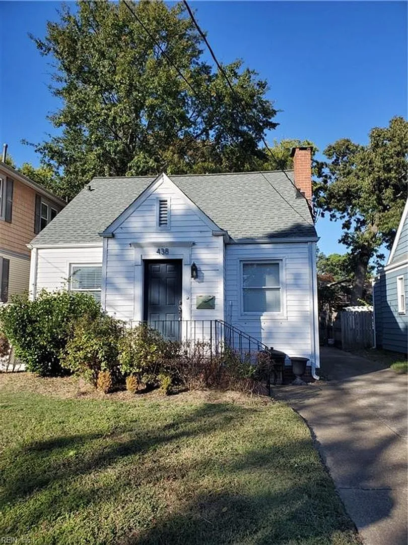 Super charming and updated cottage in desirable Colonial Place! — Photo 1