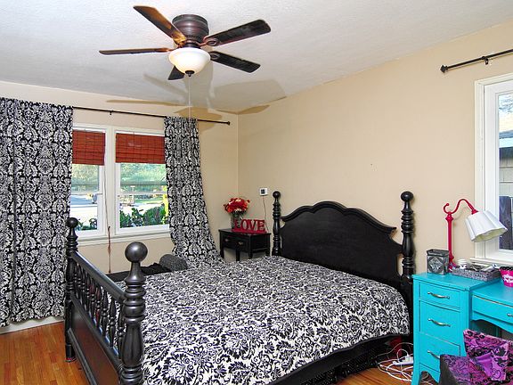 5th image of 530 W Beverly Dr