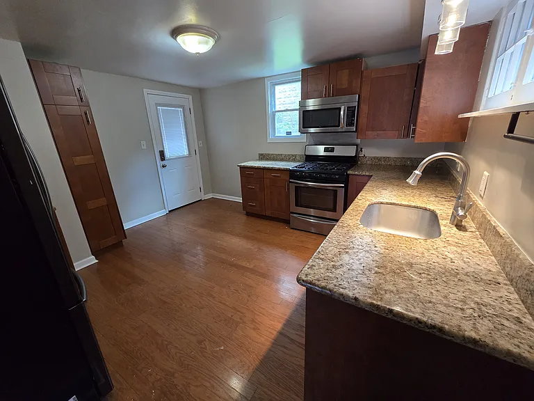 825 Southern Ave — Photo 2