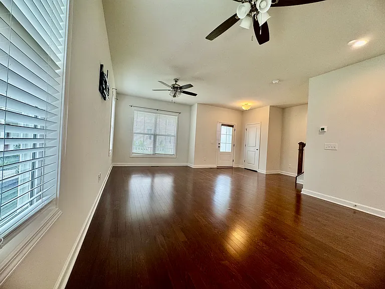325 John Adams Dr — Photo 11