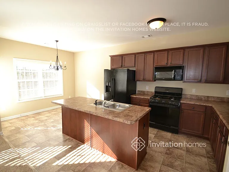2472 Folsom St — Photo 4