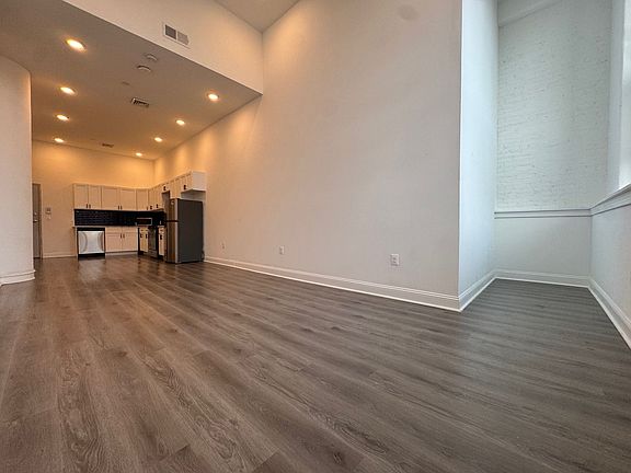 3rd image of 901 Quarry St #108