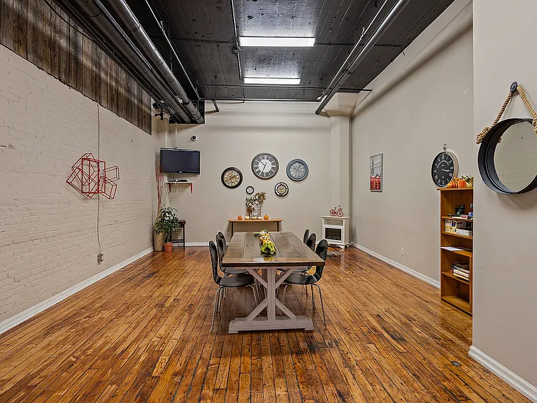 201 Hunter St E — Photo 21