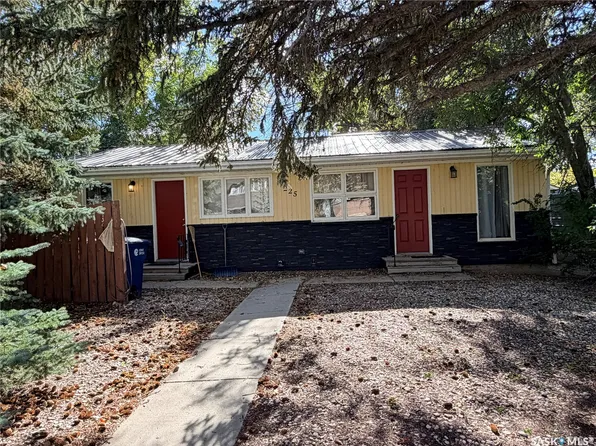 225 5th Avenue W, Assiniboia, SK S0H 0B0