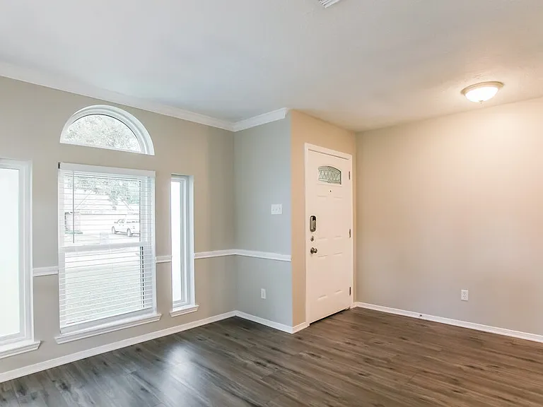 302 Dunford Ct — Photo 8