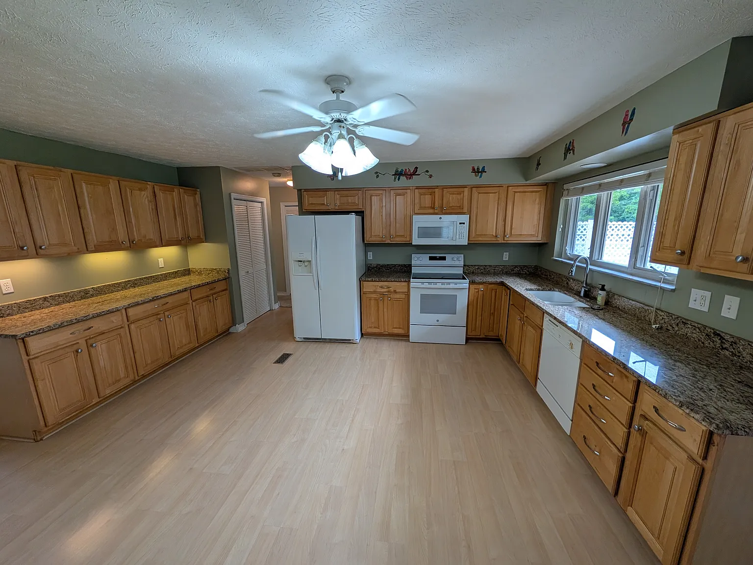 3 bed, 1475 sqft, $2,590 — Photo 2