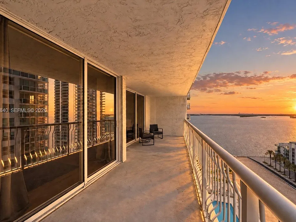 1200 Brickell Bay Dr #1907