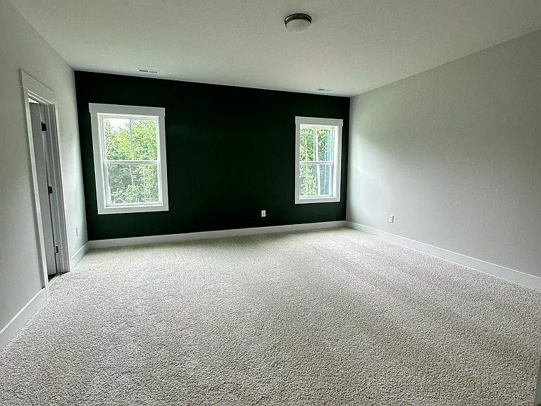 Master Bedroom w/ en-suite bath