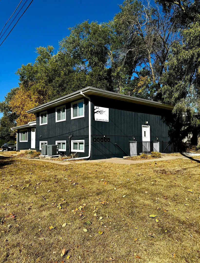 129 S. Oak — Photo 2