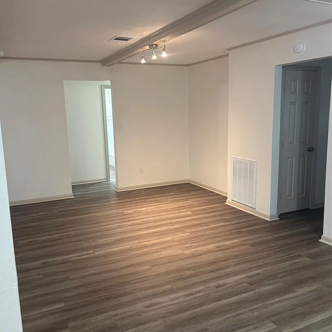 4 bed, 2.0 bath, 2002 sqft, $2,050 — Photo 4