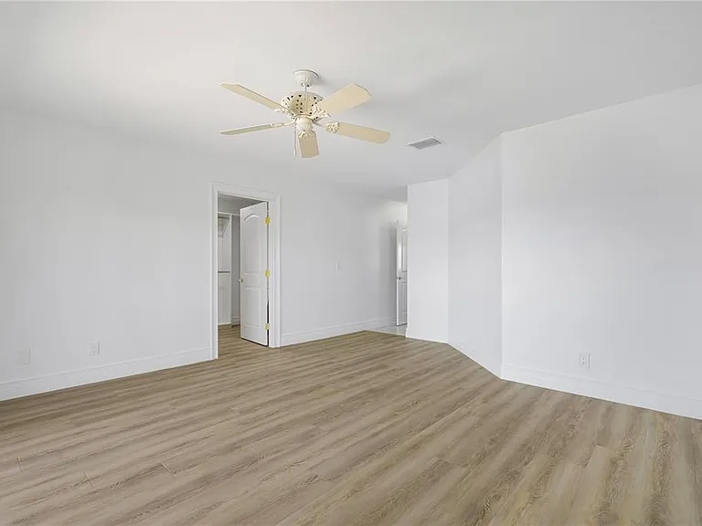 3924 Versailles Dr — Photo 15