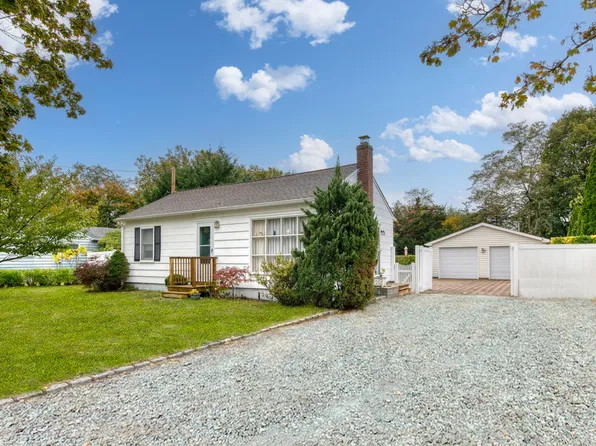 18 Hallock Rd, East Quogue, NY 11942