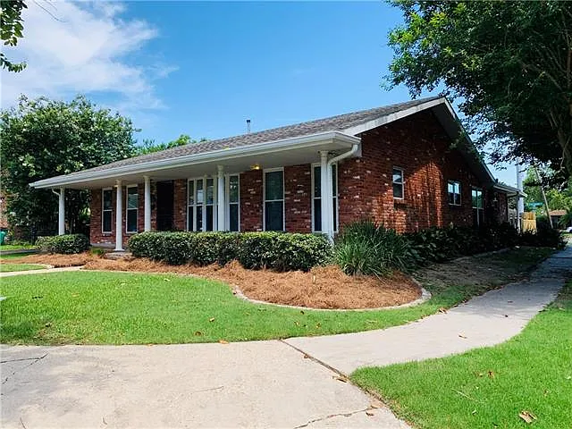 3 bed, 2.0 bath, 1990 sqft, $2,500 — Photo 2