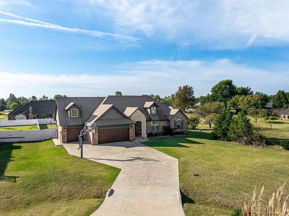 38427 Collina Dr, Shawnee, OK 74804