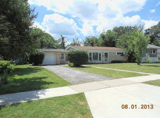 235 S Lakeshore Dr, Mundelein, IL 60060