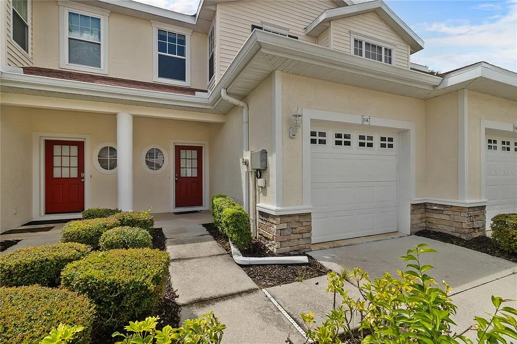 3 bed, 2.5 bath, 1446 sqft, $1,800 — Photo 2
