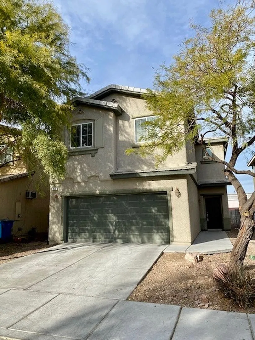 4 bedroom across from Desert Pines Golf Club — Photo 1