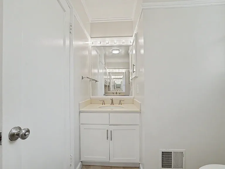 Renovated 3br W/ Dining Room. Views! Parking Avail., Free Laundry! — Photo 21