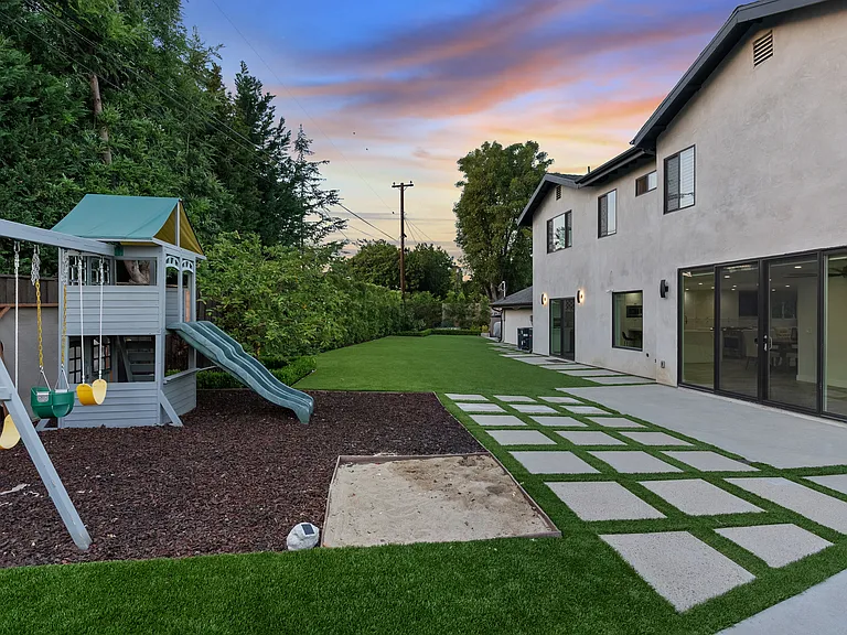 11951 Gladstone Dr — Photo 32